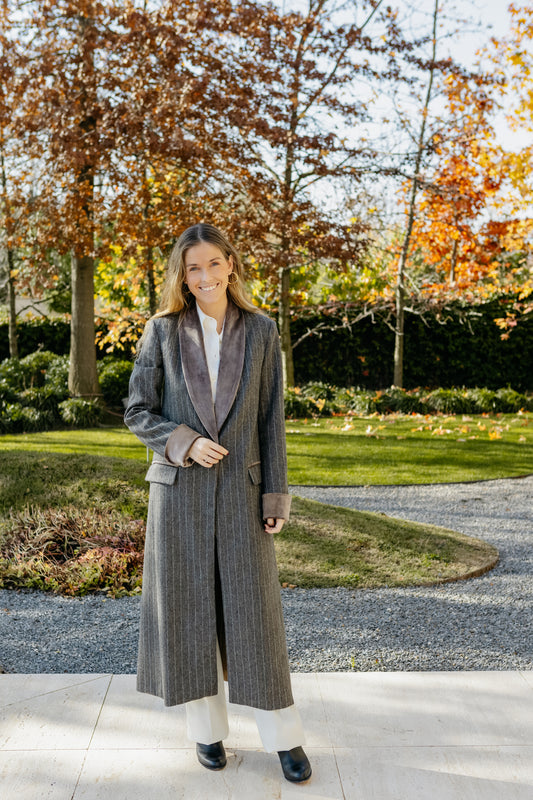 ABRIGO COLETTE GRIS CON RAYA Y SOLAPA DE TERCIOPELO