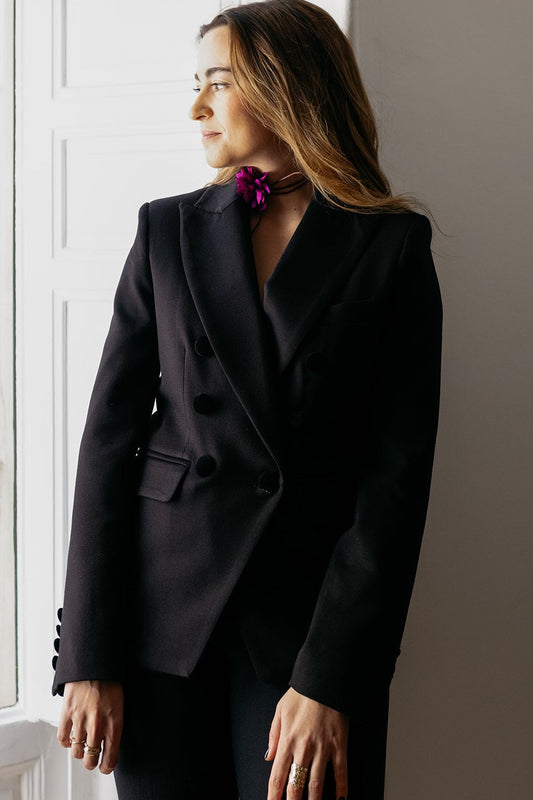 CHAQUETA ADELE NEGRA CON BOTONADURA DE TERCIOPELO